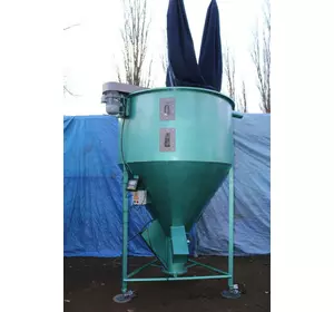 Змішувач вертикальний шнековий для сипучих кормів, комбікорму, 1000 кг. 3 кВт.